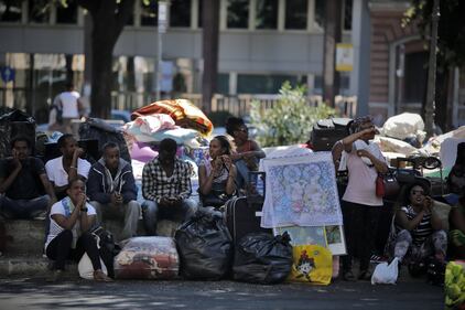Roma, tensioni durante lo sgombero dei migranti abusivi 13