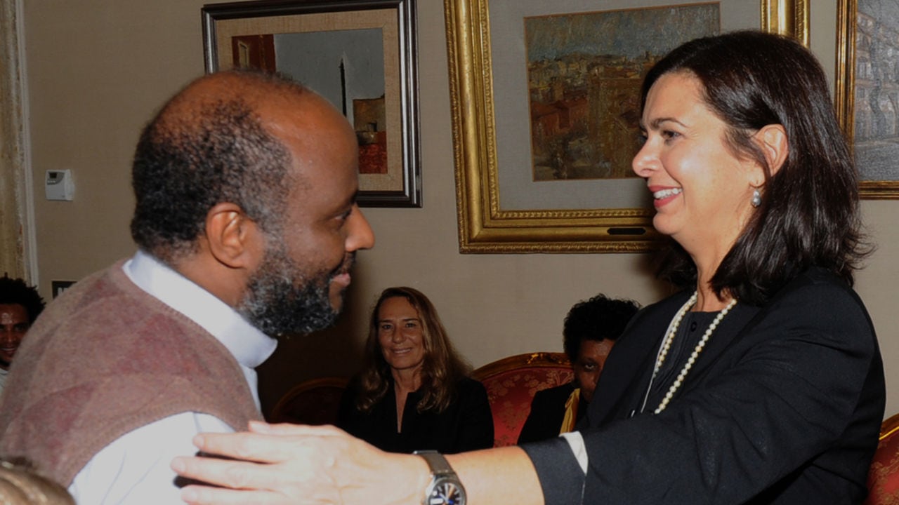 "È stato in carcere per spaccio". Bufera sul prete amico della Boldrini