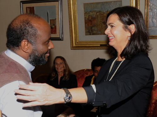 "È stato in carcere per spaccio". Bufera sul prete amico della Boldrini