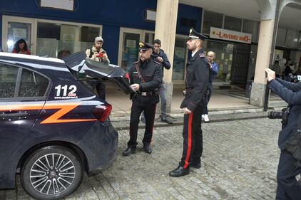 Omicidio Costa Volpino (Bergamo), l'intervento dei carabinieri sul luogo del crimine 4