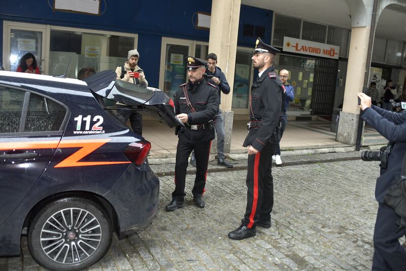 Omicidio Costa Volpino (Bergamo), l'intervento dei carabinieri sul luogo del crimine 4