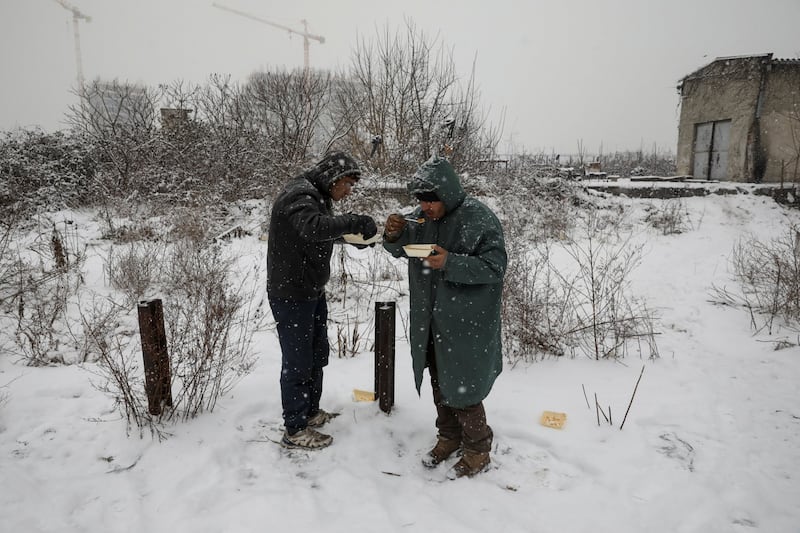 Migranti in fila nella neve a Belgrado 10