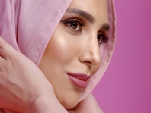 Bufera per post anti-Israele, modella velata "divorzia" da l'Oreal