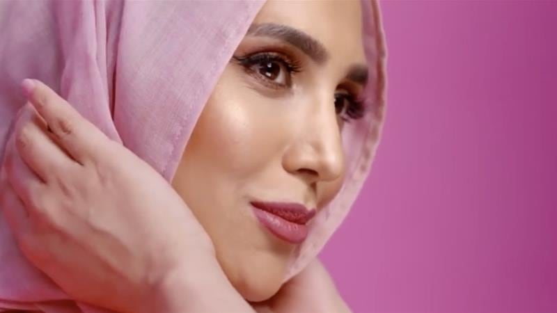 Bufera per post anti-Israele, modella velata "divorzia" da l'Oreal