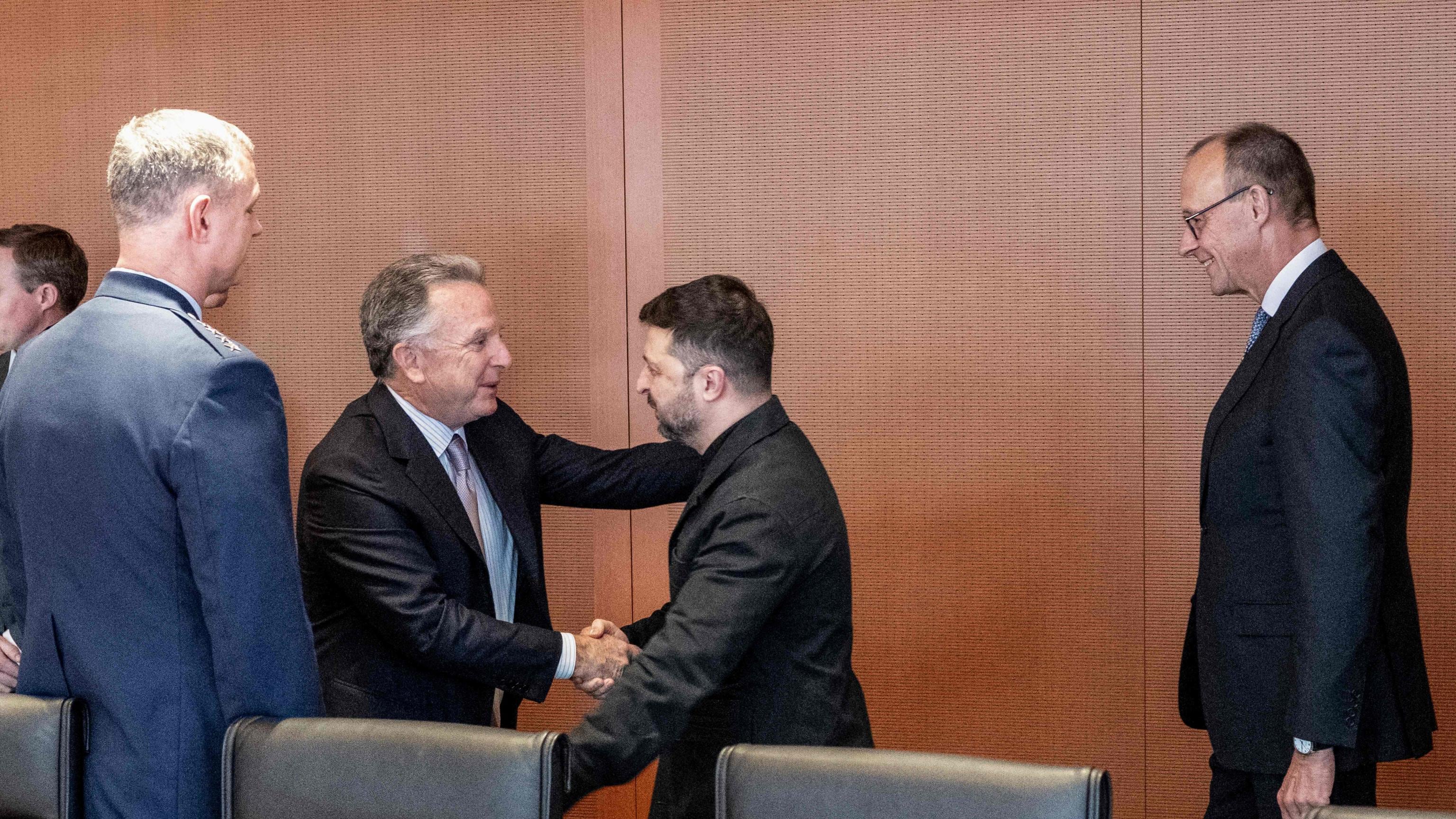 Offerta di Zelensky: Kiev fuori dalla Nato ma con garanzie Usa e fronte congelato