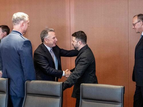 Offerta di Zelensky: Kiev fuori dalla Nato ma con garanzie Usa e fronte congelato