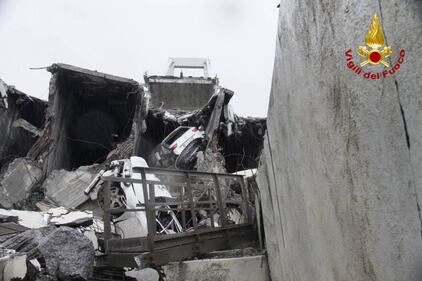 Genova, auto e camion schiacciati dal ponte 1