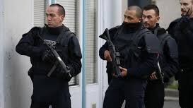 Parigi, allarme bomba in un centro commerciale