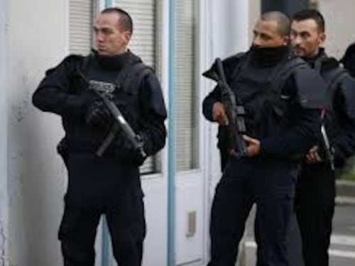 Parigi, uomo aggredito al grido di "Allah Akbar"