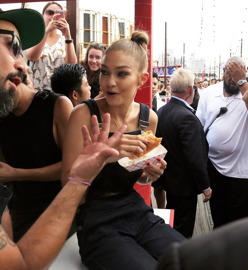 Gigi Hadid a seno nudo per Fendi 40