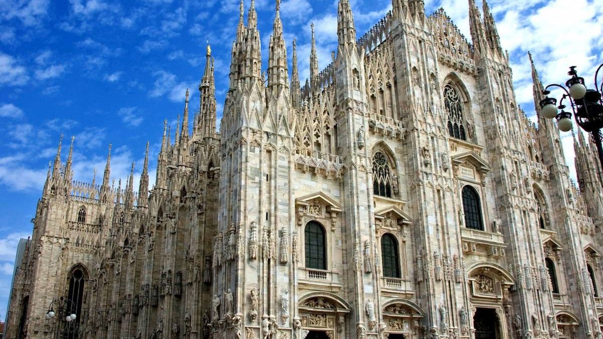 Milano in mano alle bande di nordafricani: la tecnica per ripulire i turisti