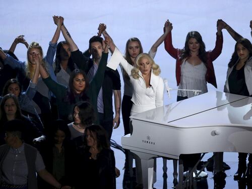 Oscar: Lady Gaga con le vittime di abuso sessuale
