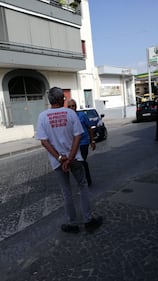Lavoratori senza stipendio protestano sotto casa del ministro Di Maio: "Uè Uè Di Maio, allora?" 2
