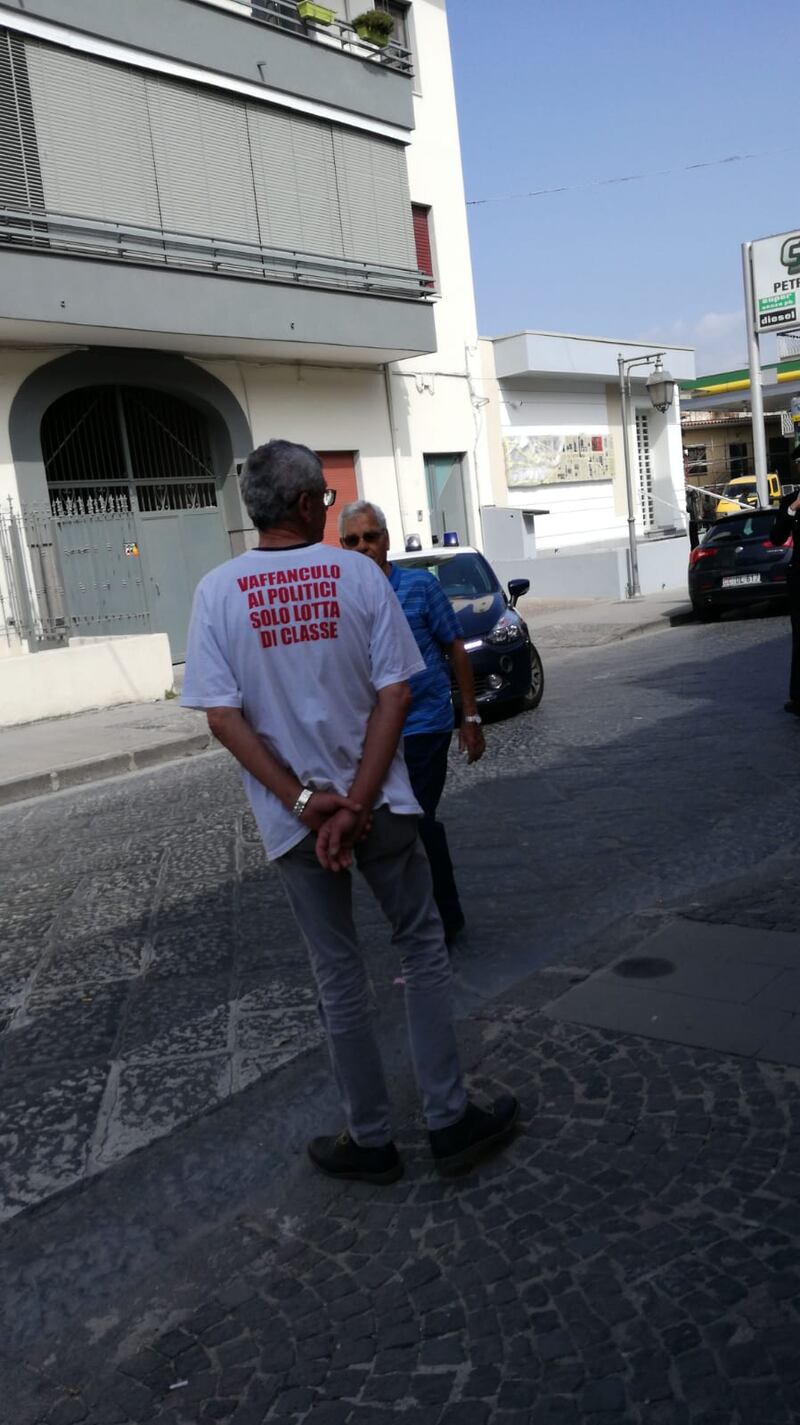 Lavoratori senza stipendio protestano sotto casa del ministro Di Maio: "Uè Uè Di Maio, allora?" 2