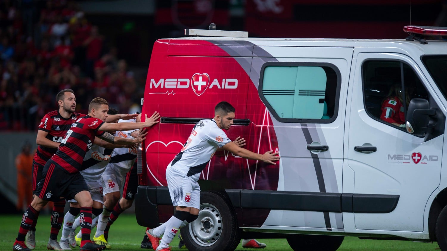 Ambulanza ferma in campo, i calciatori la spingono