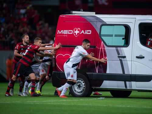 Ambulanza ferma in campo, i calciatori la spingono