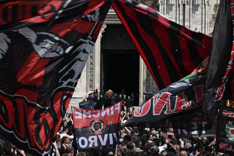 L'amore rossonero per l'ultimo saluto a Berlusconi 4