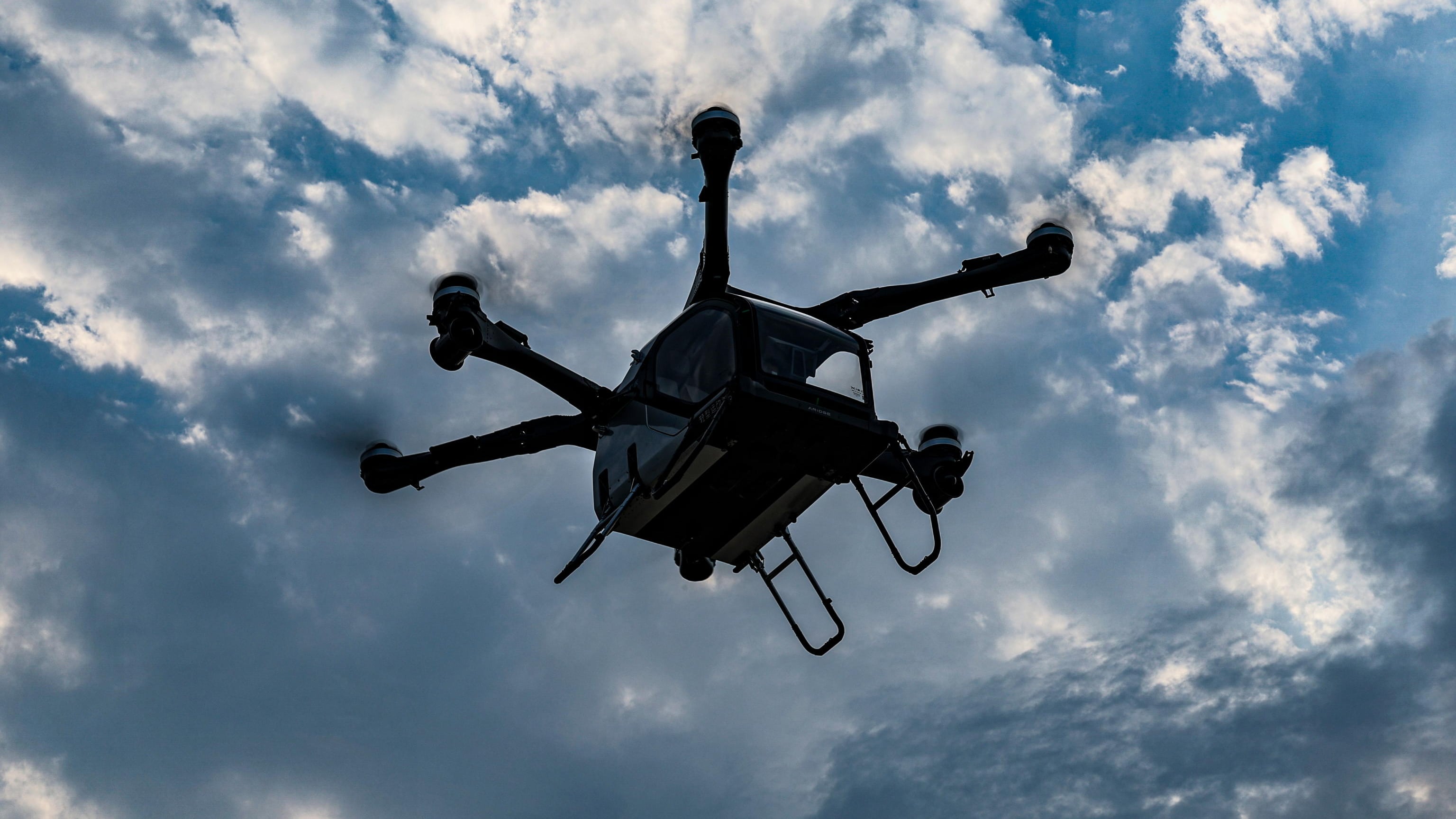 Ha spostato aerei-drone nelle basi vicino a Taiwan: cosa c'è dietro la mossa della Cina