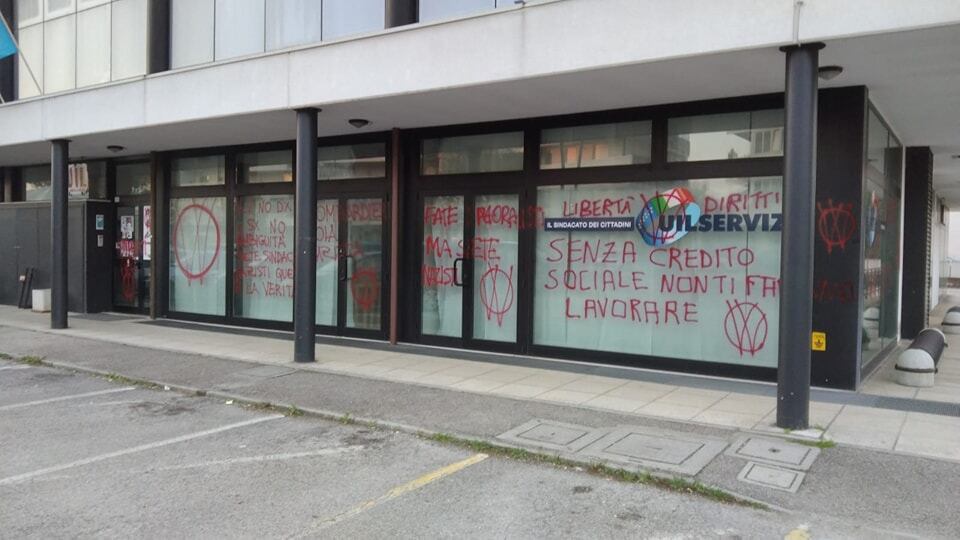 "Siete nazisti". L'attacco-choc dei no vax a sindacalisti e sanitari
