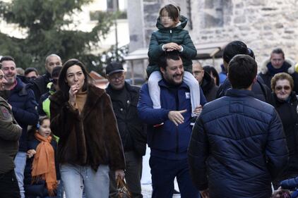 Il leader della Lega a Bormio con figlia e fidanzata 5