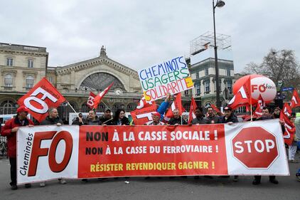 Francia, cortei a Parigi contro riforma trasporti 3