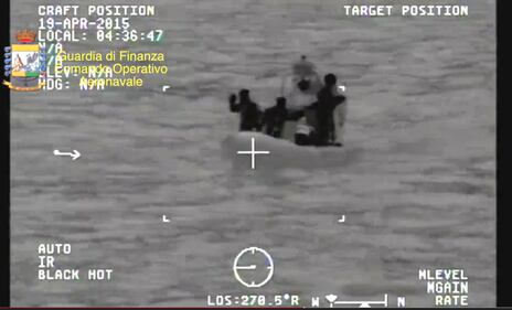 Tragedia nel Canale di Sicilia: le immagini dei soccorsi 12