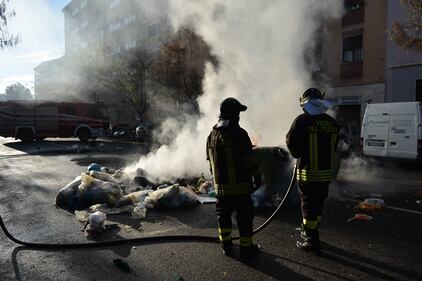 Sgombero dei centri sociali, scoppia la guerriglia a Milano 16