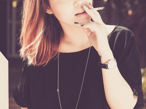 Lo stress impedisce alle donne di dire addio alla sigaretta