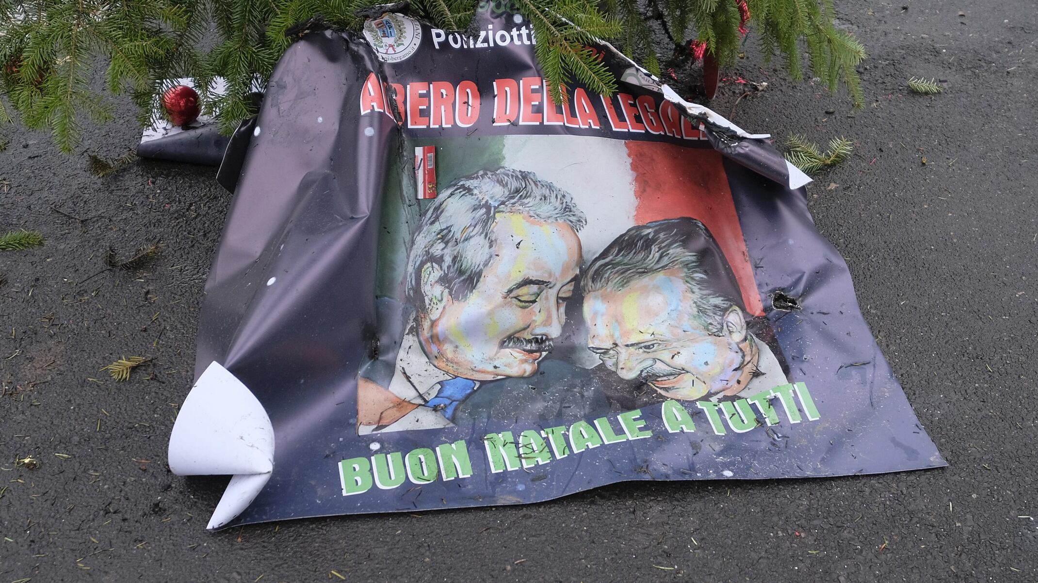 Albero di Natale a fuoco: "È sfida alle istituzioni". Ma Corvetto reagisce