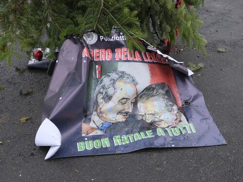 Albero di Natale a fuoco: "È sfida alle istituzioni". Ma Corvetto reagisce