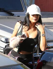 Kylie Jenner sexy in piscina 34