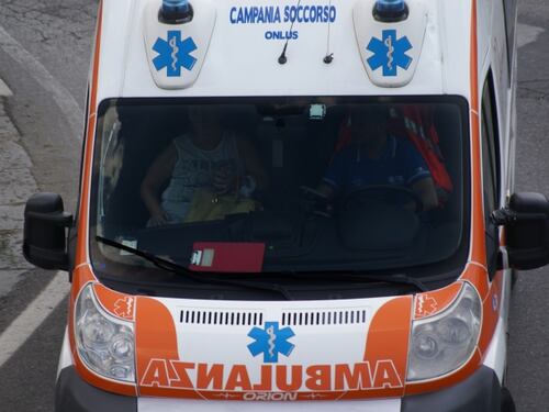 Napoli, ambulanza blocca il traffico. Furia del centauro: insulti e minacce al 118