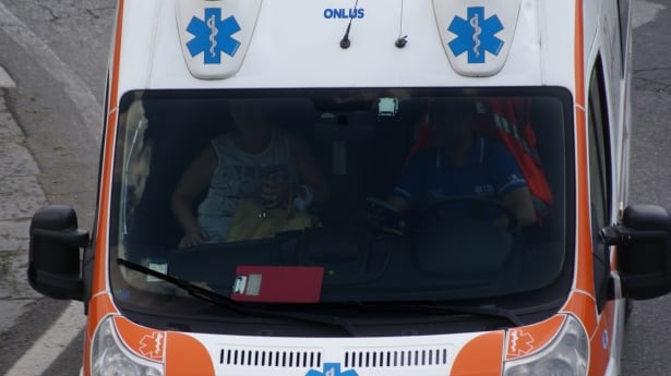 Napoli, ambulanza blocca il traffico. Furia del centauro: insulti e minacce al 118