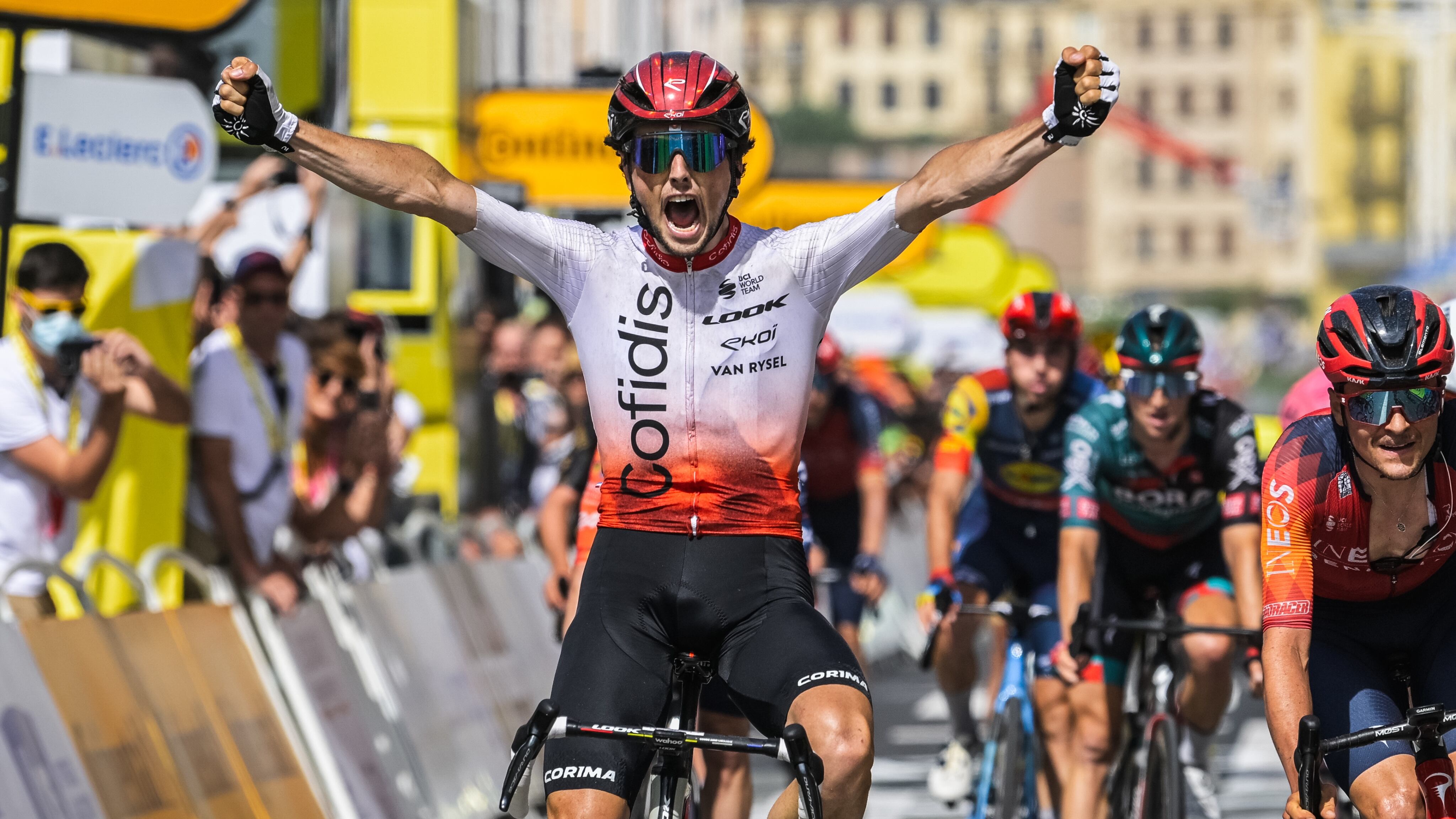Tour de France, battaglia a San Sebastian. Lafay beffa in volata Van Aert e Pogacar