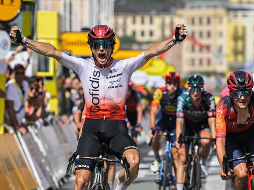 Tour de France, battaglia a San Sebastian. Lafay beffa in volata Van Aert e Pogacar