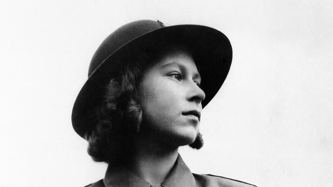 La notte in cui Elisabetta ballò la conga. Carlo III ricorda sua madre al VE Day