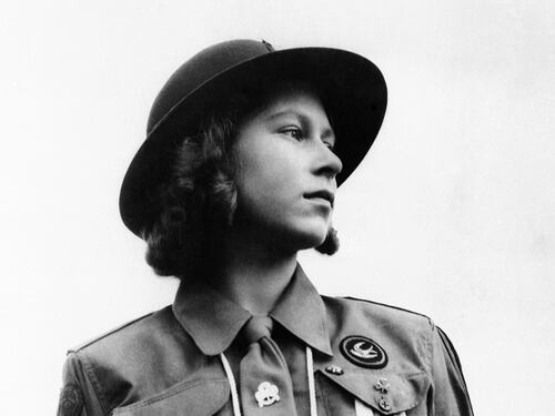 La notte in cui Elisabetta ballò la conga. Carlo III ricorda sua madre al VE Day