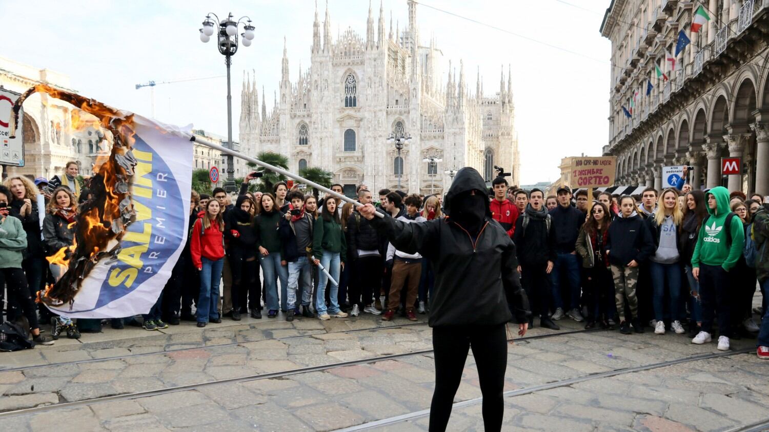 No Salvini day", gli studenti bruciano bandiere della Lega e "impiccano" fantoccio