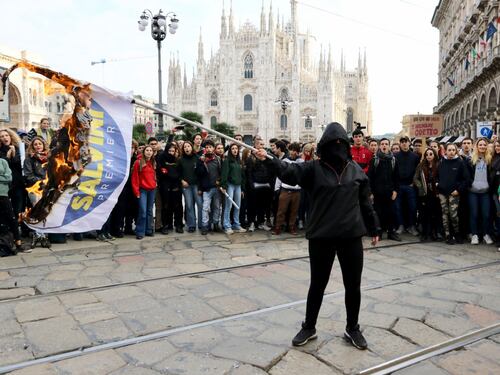 No Salvini day", gli studenti bruciano bandiere della Lega e "impiccano" fantoccio