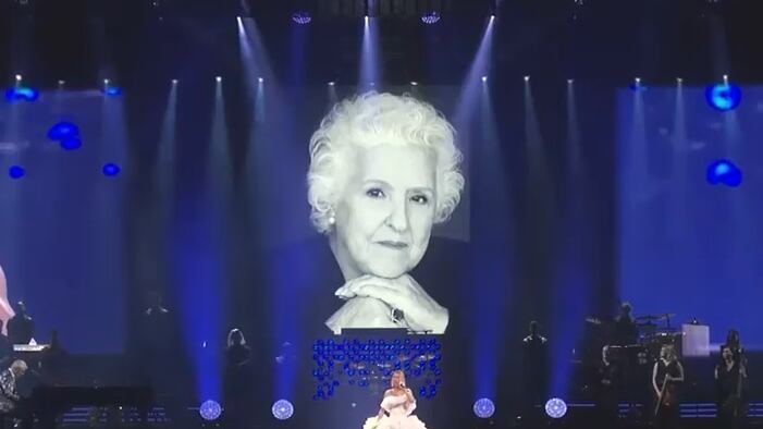 Celine Dion in lutto: morta la madre. Le strazianti parole dal palco