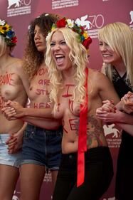 Le Femen nude al Festival di Venezia 13