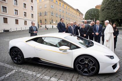 La Lamborghini ha regalato una supercar al Papa 3