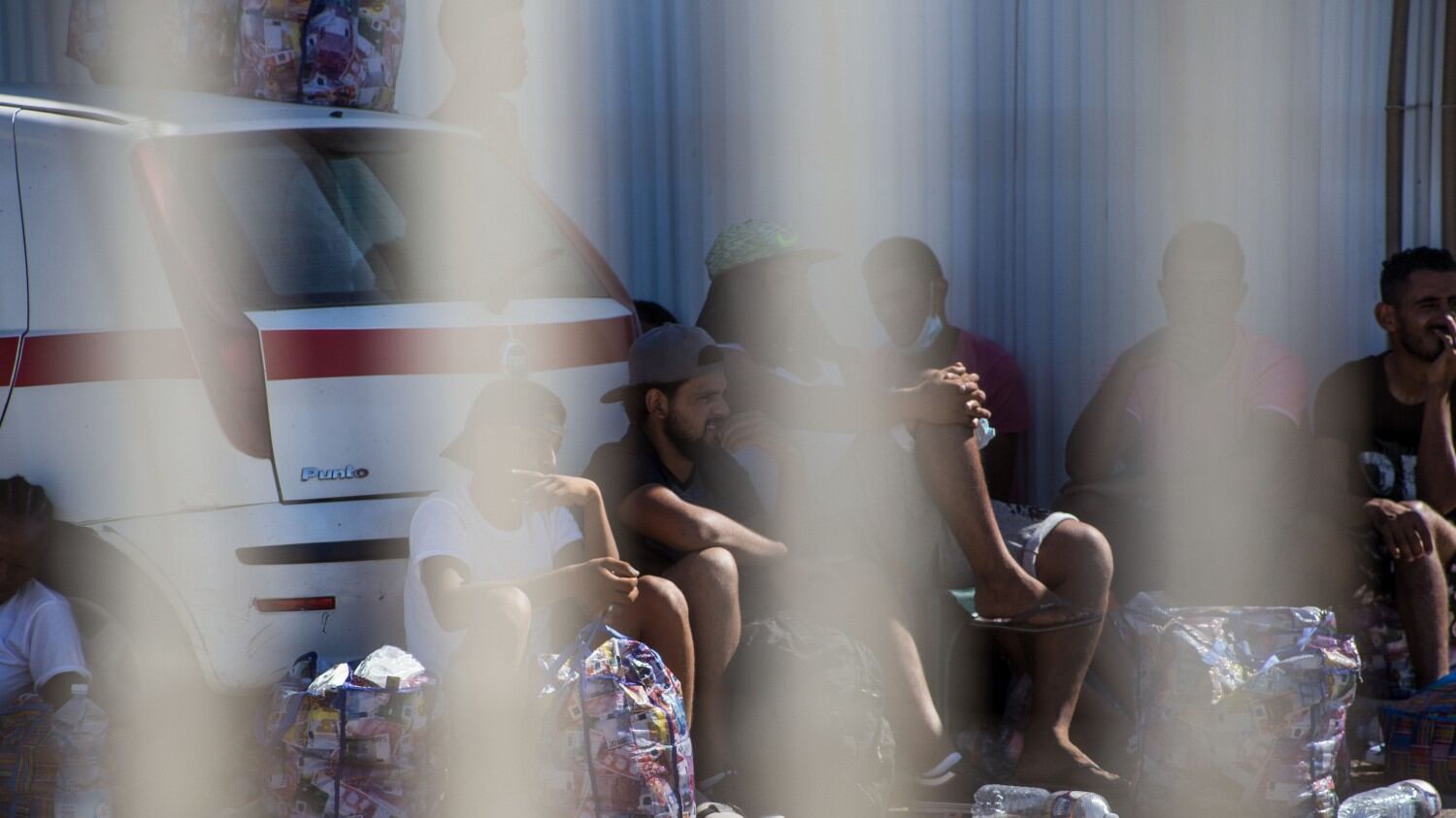 Festini, schiamazzi e musica. La "quarantena" dei migranti a Treviso