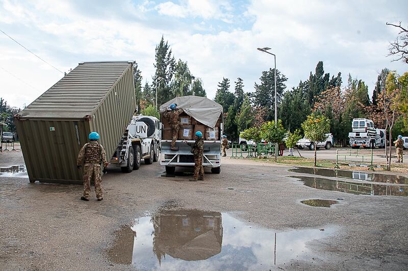 Unifil, il contingente italiano consegna un'abulanza alla municipalità di tiro 8