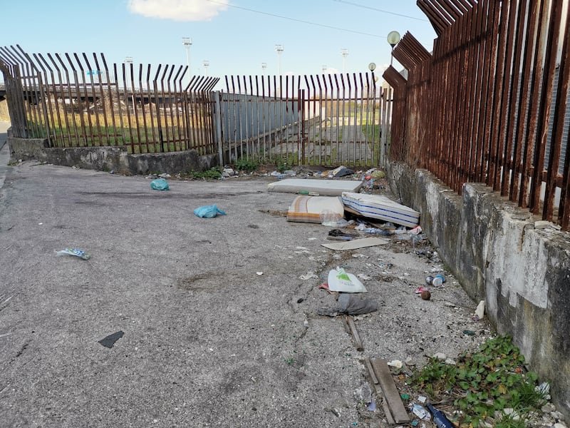 Studenti intossicati dai roghi di rifiuti, una discarica vicino alla scuola 3