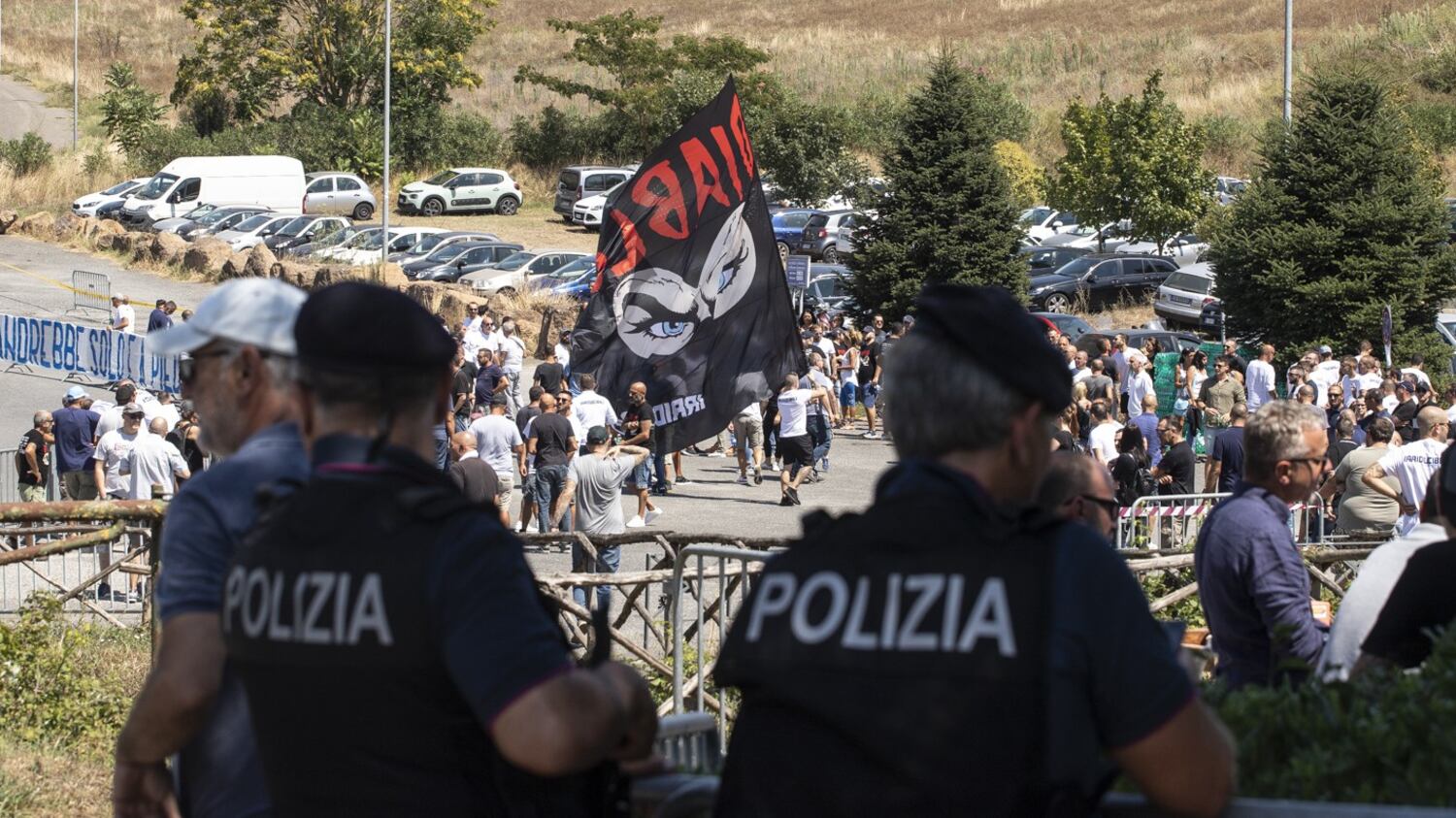 L'addio a Diabolik: tifoseria da stadio e saluti romani