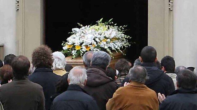 Vanno al funerale della madre e trovano salma vestita da uomo