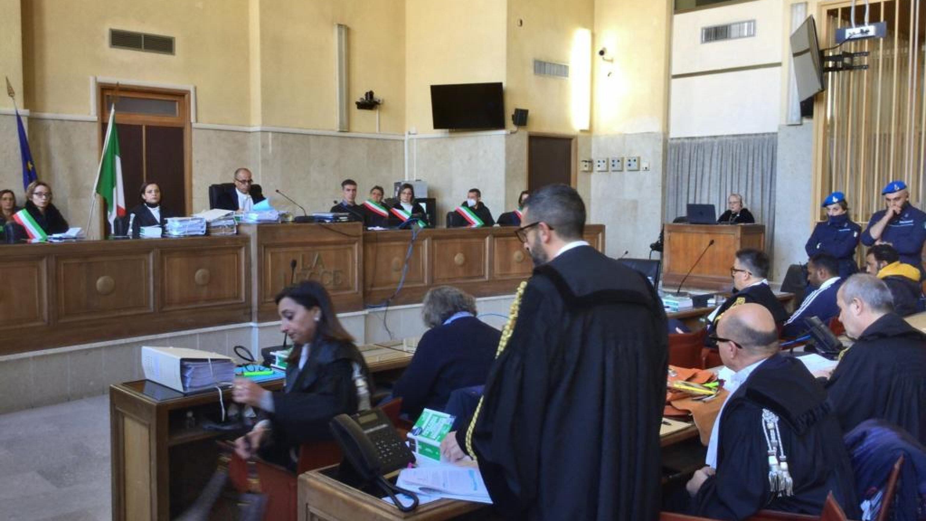 Ucciso a 19 anni perché difese la madre: ergastolo al pakistano