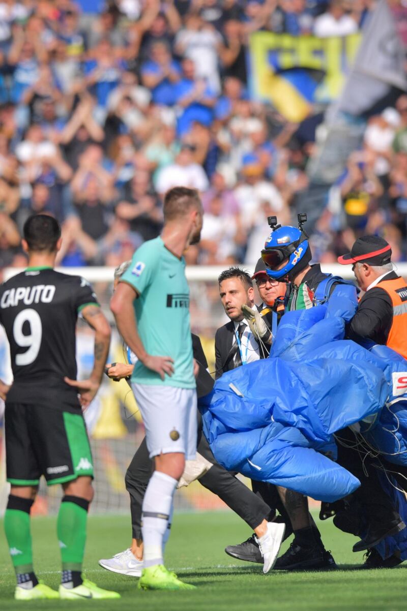 Invasione di campo al Mapei Stadium: è un paracadutista 3