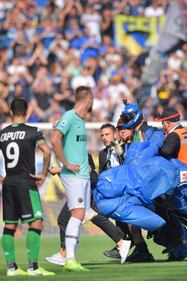 Invasione di campo al Mapei Stadium: è un paracadutista 3